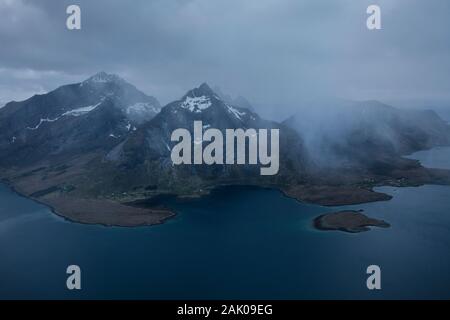 Frühling Schnee stom geht über Berge von Lofotodden Nationalpark über Selfjord, Moskenesøy, Lofoten, Norwegen Stockfoto