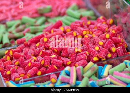 Gummi Bonbons in allen Farben und Geschmacksrichtungen. In Form von Herzen, Teddybären, Bananen, Sterne, Schlangen und vieles mehr. Lecker frisch und gut. Stockfoto