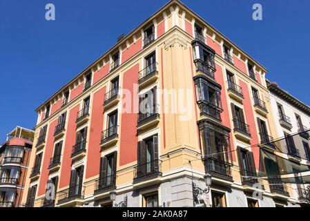 Ein spanisches Gebäude mit Balkons mit Holzläden in Madrid, Spanien Stockfoto