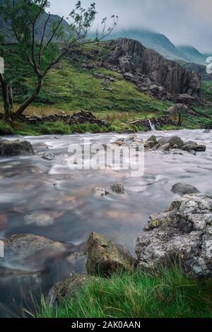 Afon Nant Peris River fließt durch die Llanberis pass in Gwynedd, Wales Stockfoto