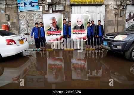 Sanaa, Jemen. 6. Januar, 2020. Die Demonstranten halten Plakate mit Fotos von Verstorbenen iranischen Senior General Qassem Soleimani während eines Protestes in Sanaa, Jemen, Jan. 6, 2020. Credit: Mohammed Mohammed/Xinhua/Alamy leben Nachrichten Stockfoto