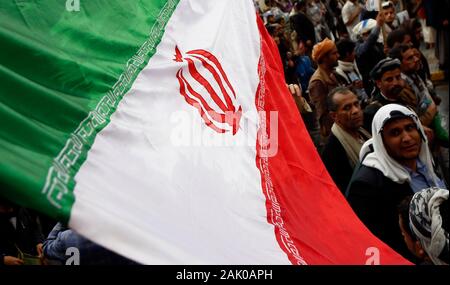 Sanaa, Jemen. 6. Januar, 2020. Eine iranische Flagge ist bei einem Protest gegen die Ermordung von iranischen Senior General Qassem Soleimani in Sanaa, Jemen, im Januar 6, 2020 gesehen. Credit: Mohammed Mohammed/Xinhua/Alamy leben Nachrichten Stockfoto