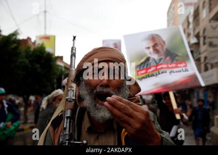 Sanaa, Jemen. 6. Januar, 2020. Eine Demonstrantin shouts Parolen bei einem Protest gegen die Ermordung von iranischen Senior General Qassem Soleimani in Sanaa, Jemen, Jan. 6, 2020. Credit: Mohammed Mohammed/Xinhua/Alamy leben Nachrichten Stockfoto