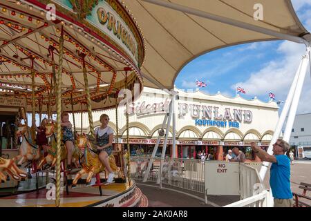 Traditionelle Karussell auf Southport Pier, Southport, Merseyside, England, Vereinigtes Königreich Stockfoto