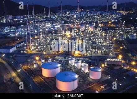 Ölraffinerie Industrie, Luftaufnahme von petrochemischen Anlagen in der Dämmerung Stockfoto