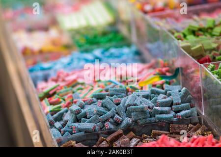 Gummi Bonbons in allen Farben und Geschmacksrichtungen. In Form von Herzen, Teddybären, Bananen, Sterne, Schlangen und vieles mehr. Lecker frisch und gut. Stockfoto