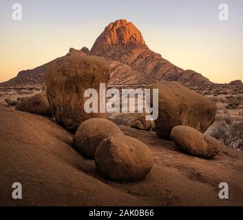 Sonnenaufgang am Spitzkoppe kahlen Granitgipfel in Namibia Stockfoto