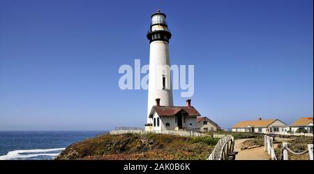 Blick auf den Leuchtturm von Pigeon Point in der Nähe von Santa Cruz, Kalifornien Stockfoto