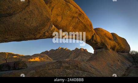 Sonnenuntergang am Spitzkoppe kahlem Granitgipfel in Namibia Stockfoto