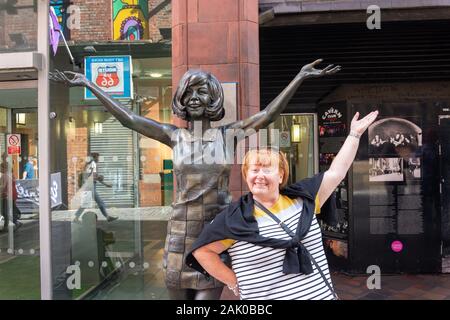 Statue von Sängerin Cilla Black außerhalb der Cavern Club, Mathew Street, Liverpool, Merseyside, England, Vereinigtes Königreich Stockfoto