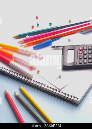 Schule Material auf Blau bagckground. Ansicht von oben. Stockfoto