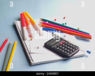 Schule Material auf Blau bagckground. Ansicht von oben. Stockfoto