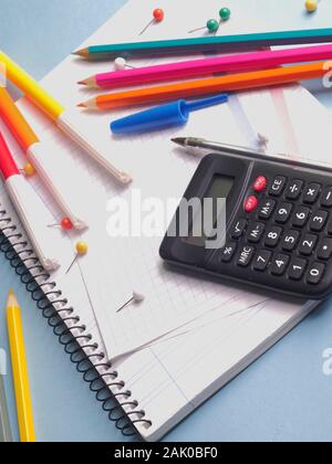 Schule Material auf Blau bagckground. Ansicht von oben. Stockfoto