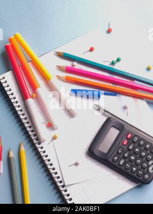 Schule Material auf Blau bagckground. Ansicht von oben. Stockfoto