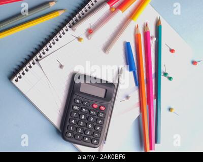 Schule Material auf Blau bagckground. Ansicht von oben. Stockfoto