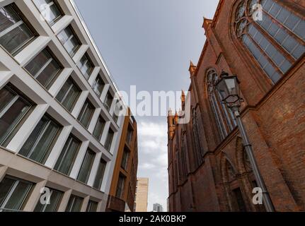 Berlin, Deutschland - Juni 2019: Friedrichswerdersche Kirche, Unterseite, Neben Neue moderne Architektur. Stockfoto