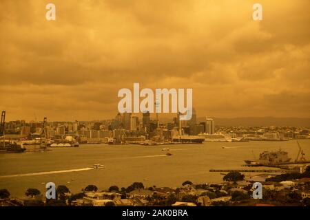 Auckland City, Neuseeland, Rauch aus den australischen Buschbränden dreht am Sonntag, den 5. Januar 2020 den Himmel orange und gelb. Devonport, North Head. Stockfoto