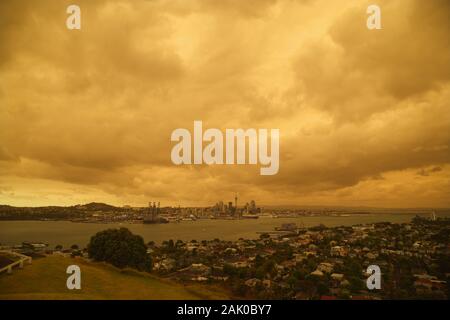 Auckland City, Neuseeland, Rauch aus den australischen Buschbränden dreht am Sonntag, den 5. Januar 2020 den Himmel orange und gelb. Devonport, North Head. Stockfoto