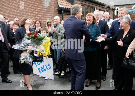 Premierminister Tony Blair verlassen Trimdon Arbeit Club nach dem Annoucing das Datum seines Ausscheidens als PM. Trimdon, County Durham, UK. Stockfoto