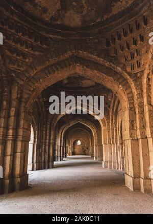 Die inneren Säulen der Jamali-Kamali-Moschee und Grabmal befinden sich im Komplex des Archäologischen Dorfes in Mehrauli, Delhi, Indien. Stockfoto