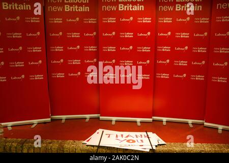 Ein Schild nach links auf die Bühne, nachdem Premierminister Tony Blair das Datum der hs-Rücktritt als PM universitaetsbibliotheken. Trimdon Arbeit Club, County Durham, UK. Stockfoto