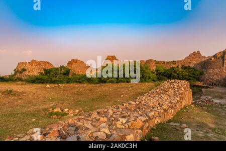 Tughlaqabad Fort, ein ruiniertes Fort in Delhi, erbaut von Ghiyas-ud-din Tughlaq, Stockfoto