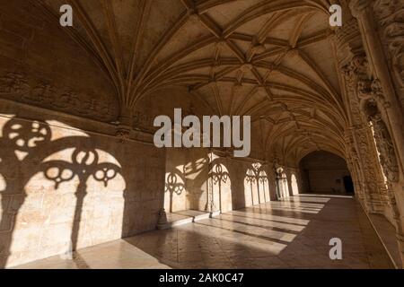 Zier- und leeren Kreuzgang am historischen manuelinische Stil Hieronymus-Kloster (Hieronymus-Kloster) in Belem, Lissabon, Portugal, an einem sonnigen Tag. Stockfoto