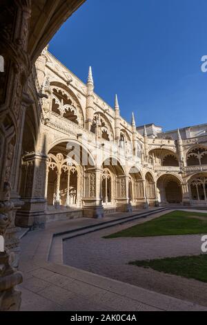 Leerer Innenhof und Ziergehölze im historischen Stil der Manueline Mosteiro dos Jeronimos (Kloster Jeronimos) in Belem, Lissabon, Portugal Stockfoto