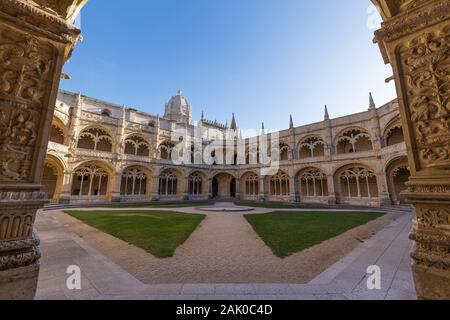 Leerer Innenhof zwischen den Ziergehölzen im historischen Stil der Manueline Mosteiro dos Jeronimos (Kloster Jeronimos) in Belem, Lissabon. Stockfoto