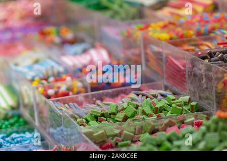 Gummi Bonbons in allen Farben und Geschmacksrichtungen. In Form von Herzen, Teddybären, Bananen, Sterne, Schlangen und vieles mehr. Lecker frisch und gut. Stockfoto