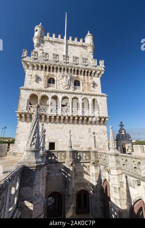 Wenige Touristen besuchen den historischen Belem Tower (Torre de Belem) aus dem 16. Jahrhundert im Viertel Belem in Lissabon, Portugal, an einem sonnigen Tag. Stockfoto