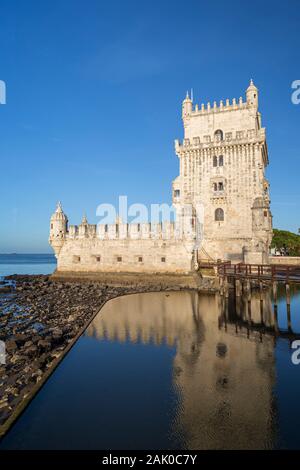 Blick auf den historischen Belem Tower aus dem 16. Jahrhundert (Torre de Belem) am Fluss Tejo im Bezirk Belem in Lissabon, Portugal, an einem sonnigen Morgen. Stockfoto