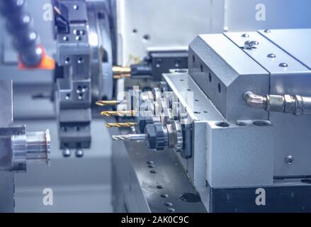 CNC-Drehmaschine Maschine bohren die Metallstangen mit Bohrer Werkzeuge Stockfoto