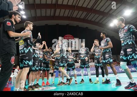 Perugia, Italien, 06. Jan 2020, Sir Sicherheit conad prepartita während Test Match - Sir-Sicherheit Conad Perugia vs Skra Belchatow - Volleyball Test Match-Kredit: LPS/Loris Cerquiglini/Alamy leben Nachrichten Stockfoto