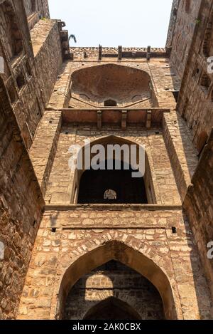 Blick auf Die Verwitterte Mauer des Alten Agrasen KI Baoli, ein großer historischer Schritt auf der Hailey Road, in der Nähe Von Connaught Place, Jantar Mantar in Neu-Delhi, Indien. Stockfoto