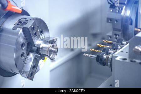 CNC-Drehmaschine Maschine bohren die Metallstangen mit Bohrer Werkzeuge Stockfoto