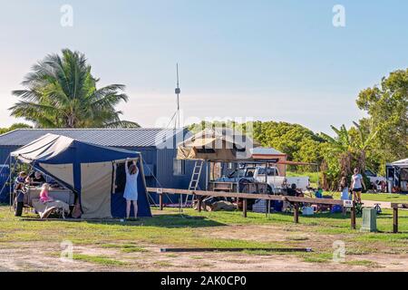 Mackay, Queensland, Australien - Dezember 2019: Urlauber ihre Zelte und Campingplätze in Vorbereitung für die Silvesternacht Stockfoto