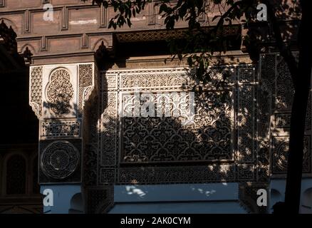Die aufwändige und schöne Fliesen und Dekor der Bahia Palast in Marrakesch, Marokko. Stockfoto