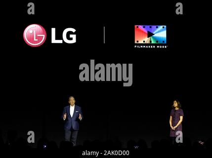 Las Vegas, USA. 06 Jan, 2020. Tim Alessi, Leiter des Home Entertainment Produkt Marketing LG Electronics USA (L) und Michelle Fernandez, Leiter der Startseite Marke Marketing LG Electronics USA sprechen auf der Bühne während der 2020 International CES, im Mandalay Bay Convention Center in Las Vegas, Nevada am Montag, 6. Januar 2020. Foto von James Atoa/UPI Quelle: UPI/Alamy leben Nachrichten Stockfoto