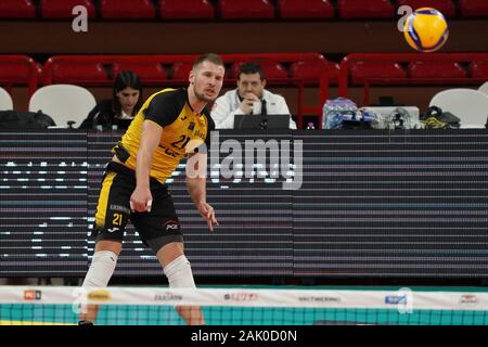 Perugia, Italien. 6 Jan, 2020. szalpuk Artur (n. 12 pge skra belchtow) auf serviceduring Test Match - Sir-Sicherheit Conad Perugia vs Skra Belchatow, Volleyball Test Match in Perugia, Italien, 06 Januar 2020 - LPS/Loris Cerquiglini Credit: Loris Cerquiglini/LPS/ZUMA Draht/Alamy leben Nachrichten Stockfoto