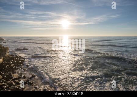 Küsten winter Seascape fotografiert vor Sonnenuntergang in San Diego, Kalifornien, USA. Ansicht vom Ende Pescadero Straße im Ocean Beach Gemeinschaft. Stockfoto