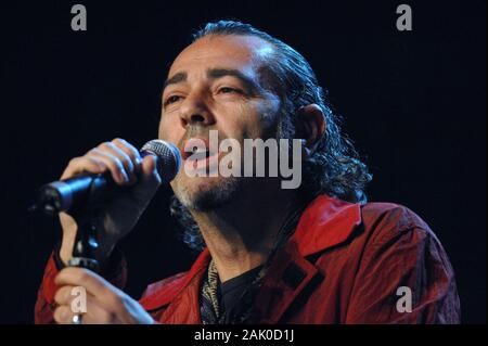 Mailand, Italien, 25. März 2007, Live Konzert der 25. Geburtstag von Radio Italia auf dem DatchForum Assago: Der Sänger Luca Carboni während der Show Stockfoto