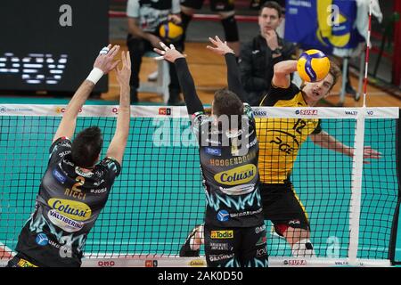 Perugia, Italien. 6 Jan, 2020. szalpuk Artur (n. 12 pge skra belchtow) spikeduring Test Match - Sir-Sicherheit Conad Perugia vs Skra Belchatow, Volleyball Test Match in Perugia, Italien, 06 Januar 2020 - LPS/Loris Cerquiglini Credit: Loris Cerquiglini/LPS/ZUMA Draht/Alamy leben Nachrichten Stockfoto