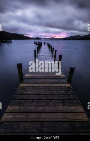 Monk Jetty bei Sonnenuntergang, Coniston Water, Lake District National Park, Cumbria, England Stockfoto