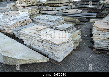 Stapel von Granit Marmor Platten auf schnittfabrik. Stein Blätter für Bau im Außenbereich Stockfoto