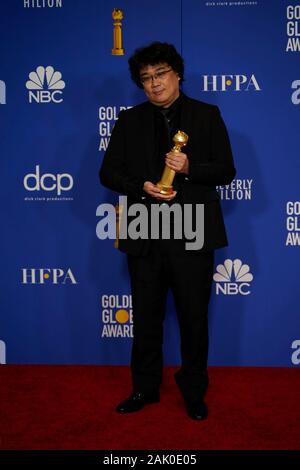 Bong Joon-ho stellt in der Presse mit Award für Best Motion Picture - Fremdsprache für "Parasiten", die im Rahmen der 77. jährlichen Golden Globe Awards im Beverly Hilton Hotel am Januar 05, 2020 in Beverly Hills, Kalifornien. (Foto von Jose Quintanilla/Sipa USA) Stockfoto