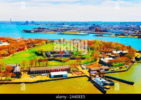 Luftbild vom Hubschrauber auf Governors Island reflex Stockfoto