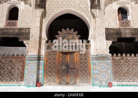 Die komplizierte Architektur auf dem Hof von Bou Inania Madrasa in Fes (Fez), Marokko Stockfoto