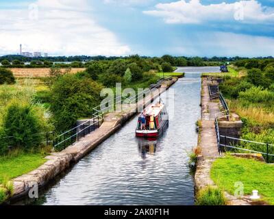 Narrowboat, das den Don Aqueduct auf der South Yorkshire Navigation überquert Stockfoto