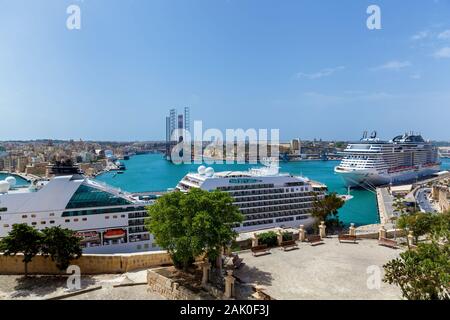 Ein wunderschönes Panorama auf das Meer mit luxuriösen, modernen Kreuzfahrtschiffe in der Nähe der Küste von Malta auf dem Hintergrund einer reinen blauen Himmel. Stockfoto